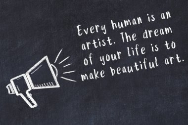 Bilge motivasyonel yazıtlı siyah karatahtaya hoparlör çizimi