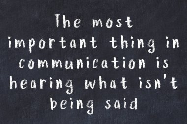 Bilgece motive edici el yazısı tebeşirle yazılmış siyah karatahta