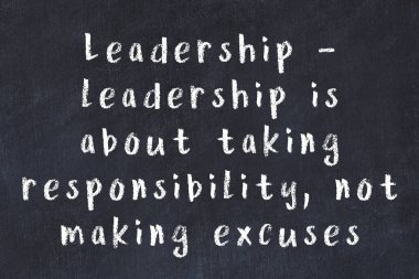 Siyah masa üzerine tebeşirle yazılmış zekice bir söz.