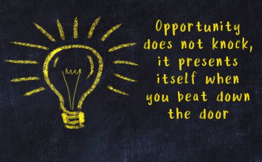 Bir karatahtaya ve bir ampul çizimine elle yazılmış akıllı bir alıntı.