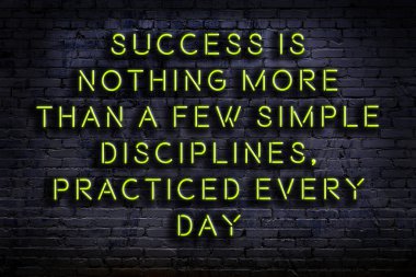 Tuğla duvardaki ışıklı neon tabela olarak bilgece alıntı