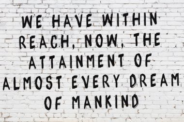 Beyaz tuğla duvar ve bilgece alıntıların yazılı olduğu siyah yazı.