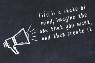 Bilge motivasyonel yazıtlı siyah karatahtaya hoparlör çizimi