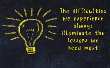 Bir karatahtaya ve bir ampul çizimine elle yazılmış akıllı bir alıntı.