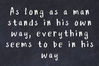 Bilgece motive edici el yazısı tebeşirle yazılmış siyah karatahta