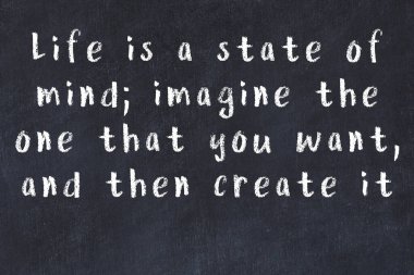 Siyah masa üzerine tebeşirle yazılmış zekice bir söz.