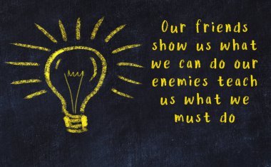 Bilgece bir alıntı ve siyah karatahtaya bir ampul çizimi