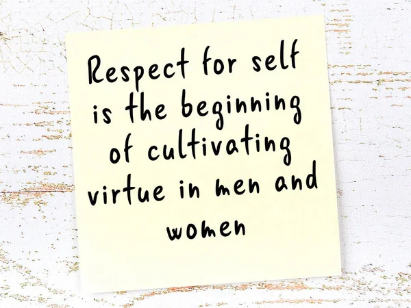 Tahta duvarda el yazısı motivasyon alıntısı olan sarı yapışkan not