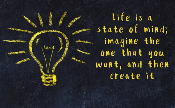 Bir karatahtaya ve bir ampul çizimine elle yazılmış akıllı bir alıntı.