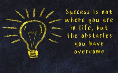 Bir karatahtaya ve bir ampul çizimine elle yazılmış akıllı bir alıntı.