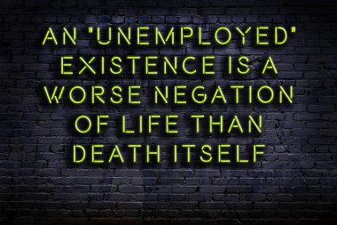 Tuğla duvardaki bilgece alıntıların neon yazıları üzerine gece görüşü