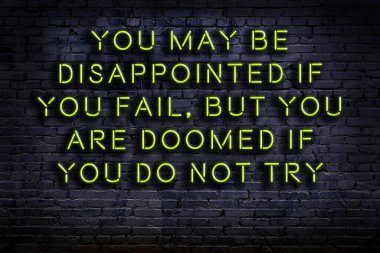 Tuğla duvardaki ışıklı neon tabela olarak bilgece alıntı