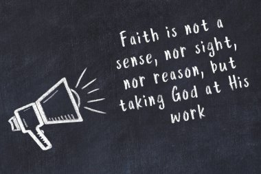 Bilge motivasyonel yazıtlı siyah karatahtaya hoparlör çizimi