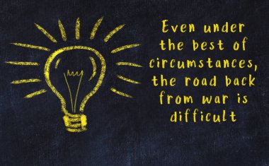 Bir karatahtaya ve bir ampul çizimine elle yazılmış akıllı bir alıntı.