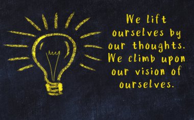 Bilgece bir alıntı ve siyah karatahtaya bir ampul çizimi