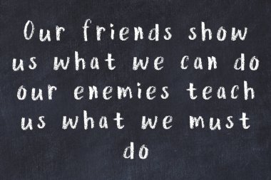 Bilgece motive edici el yazısı tebeşirle yazılmış siyah karatahta