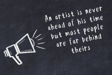 Bir hoparlörün tebeşir çizimi ve siyah karatahtaya el yazısıyla yazılmış alıntılar