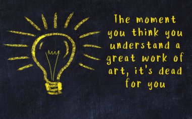 Bilgece bir alıntı ve siyah karatahtaya bir ampul çizimi