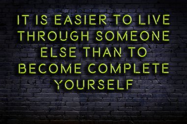 Zekice ve motive edici bir alıntı. Karanlıkta duvarda neon levhası