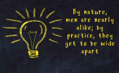 Bir karatahtaya ve bir ampul çizimine elle yazılmış akıllı bir alıntı.