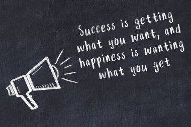 Bilge motivasyonel yazıtlı siyah karatahtaya hoparlör çizimi