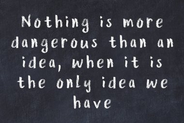 Siyah tahta üzerine akıllı alıntıların el yazması tebeşir yazısı