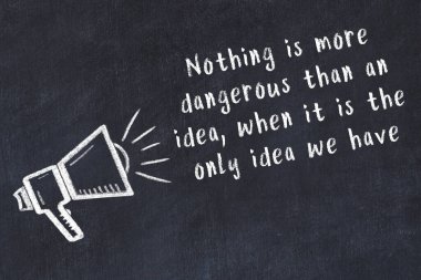 Bir hoparlörün tebeşir çizimi ve siyah karatahtaya el yazısıyla yazılmış alıntılar