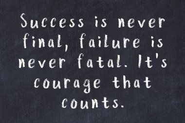 Siyah tahta üzerine akıllı alıntıların el yazması tebeşir yazısı