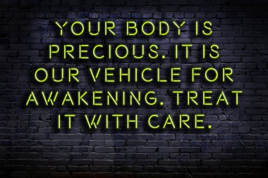 Zekice ve motive edici bir alıntı. Karanlıkta duvarda neon levhası