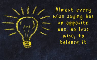 Bilgece bir alıntı ve siyah karatahtaya bir ampul çizimi