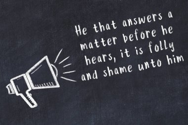 Bilge motivasyonel yazıtlı siyah karatahtaya hoparlör çizimi