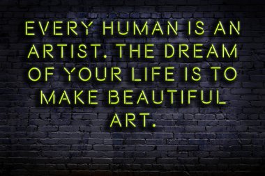 Zekice ve motive edici bir alıntı. Karanlıkta duvarda neon levhası