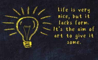 Bilgece bir alıntı ve siyah karatahtaya bir ampul çizimi