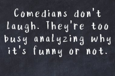 Siyah tahta üzerine akıllı alıntıların el yazması tebeşir yazısı