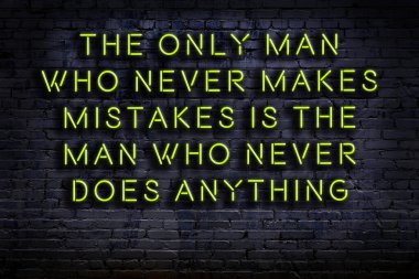 Tuğla duvardaki ışıklı neon tabela olarak bilgece alıntı