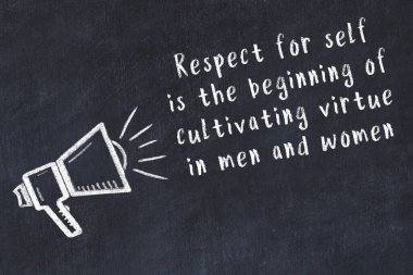 Bir hoparlörün tebeşir çizimi ve siyah karatahtaya el yazısıyla yazılmış alıntılar