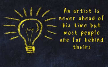 Bilgece bir alıntı ve siyah karatahtaya bir ampul çizimi