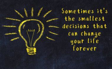 Bilgece bir alıntı ve siyah karatahtaya bir ampul çizimi