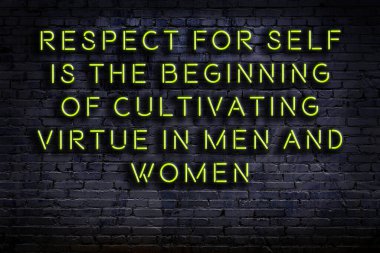 Tuğla duvardaki bilgece alıntıların neon yazıları üzerine gece görüşü