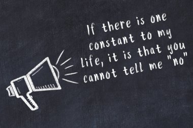 Bilge motivasyonel yazıtlı siyah karatahtaya hoparlör çizimi