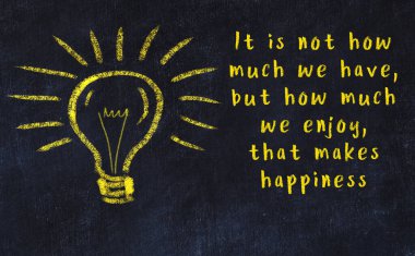 Bir karatahtaya ve bir ampul çizimine elle yazılmış akıllı bir alıntı.
