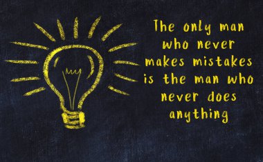 Bir karatahtaya ve bir ampul çizimine elle yazılmış akıllı bir alıntı.