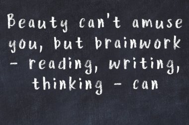 Bilgece motive edici el yazısı tebeşirle yazılmış siyah karatahta