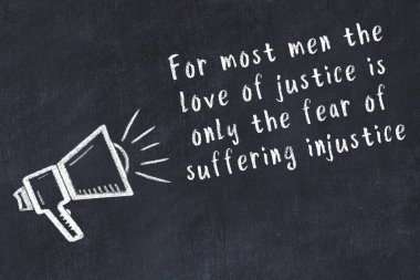 Bir hoparlörün tebeşir çizimi ve siyah karatahtaya el yazısıyla yazılmış alıntılar