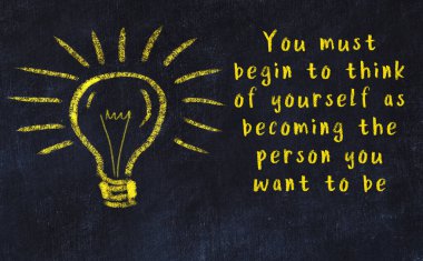 Bir karatahtaya ve bir ampul çizimine elle yazılmış akıllı bir alıntı.