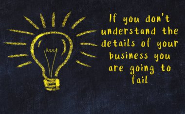 Bilgece bir alıntı ve siyah karatahtaya bir ampul çizimi