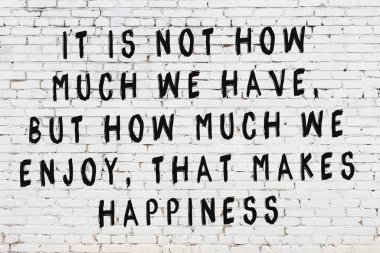 Üzerinde mantıklı alıntıların yazılı olduğu siyah boyanmış beyaz tuğla duvar.