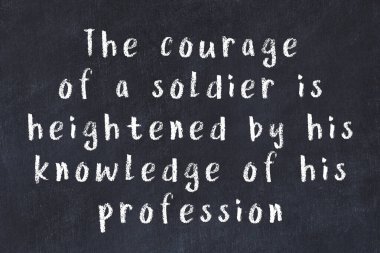 Bilgece motive edici el yazısı tebeşirle yazılmış siyah karatahta