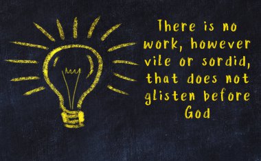 Bilgece bir alıntı ve siyah karatahtaya bir ampul çizimi