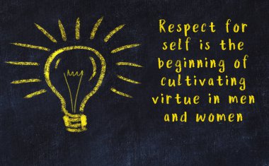 Bir karatahtaya ve bir ampul çizimine elle yazılmış akıllı bir alıntı.